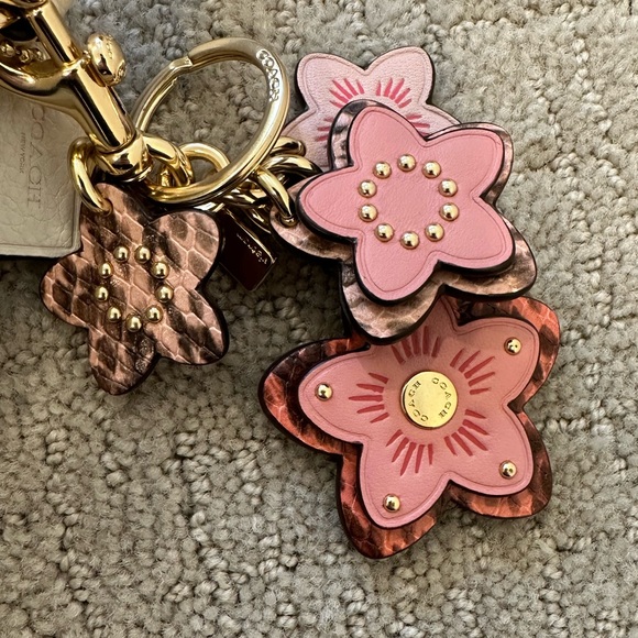 Coach crème crossbody camera bag with flower Coach keychain. - Picture 3 of 7